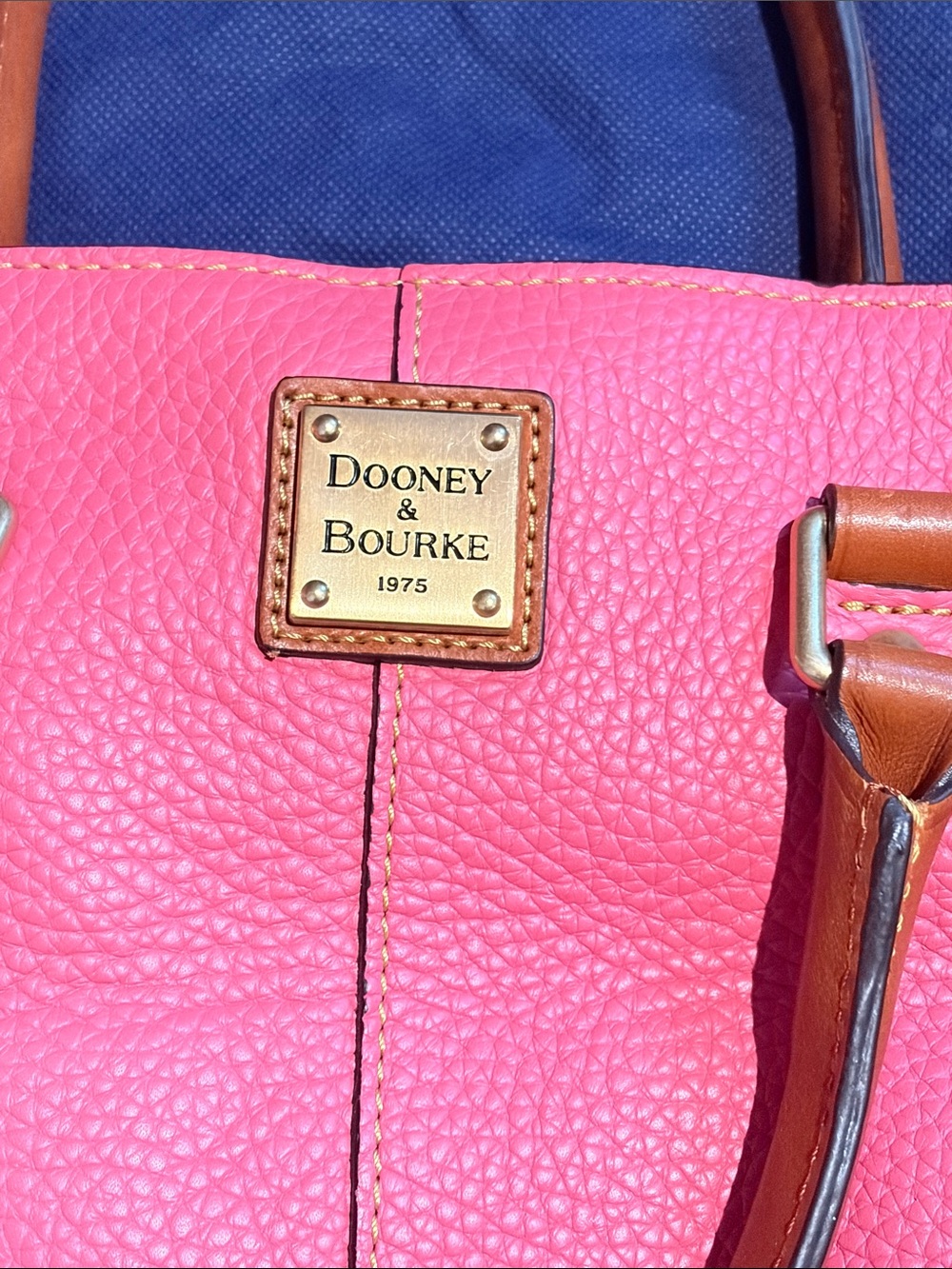 🩷 Dooney & Bourke Coral/Salmon Pink Pebbled Large Leather Tote with Tan Trim - Picture 2 of 8